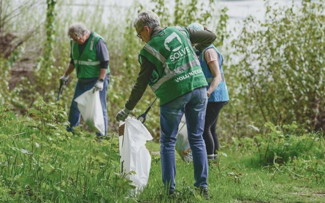 Kotek Approval Ratings Skyrocket After Powerful 20-Minute Litter Pickup Caught on Camera
