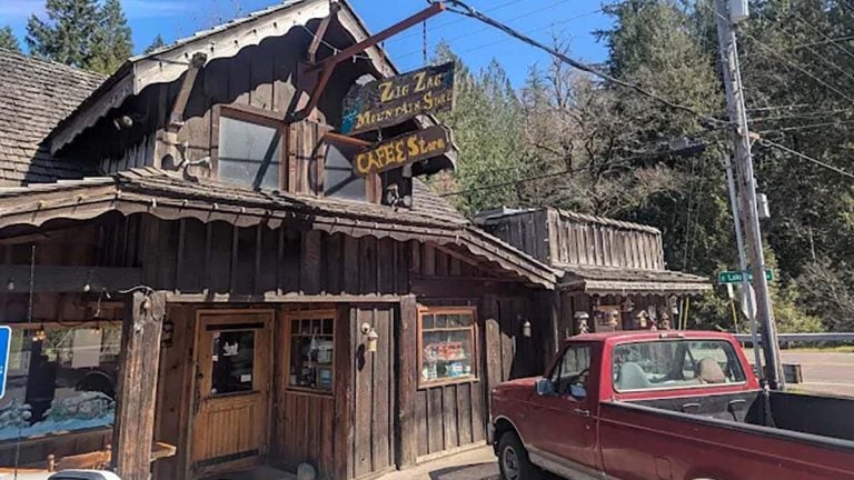 This Charming Log Cabin Café in Oregon Is the Pizza Stop You Didn’t Know You Needed