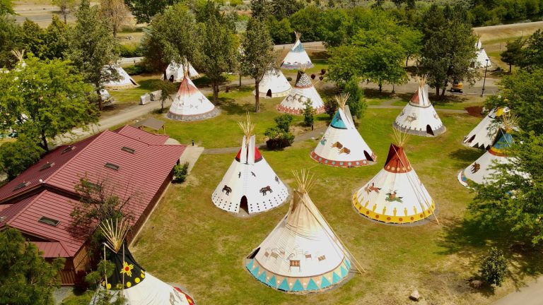 This Oregon Hot Springs Resort Feels Like a Hidden Desert Escape With Pools and Stargazing