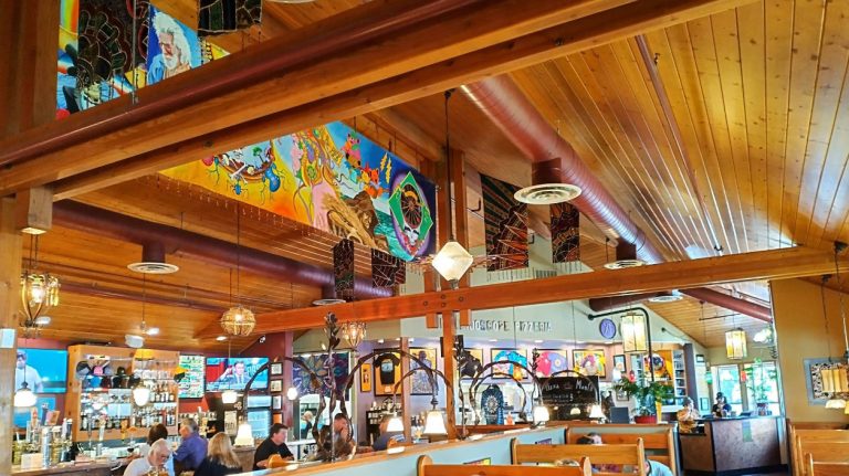 This Grateful Dead-Vibe Pizzeria In Southern Oregon Is A Psychedelic Slice Of Heaven
