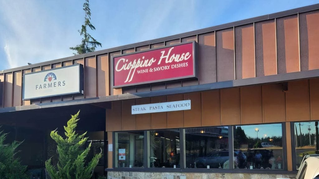 Cioppino House, Pleasant Hill Oregon, Eugene Springfield Area, Hwy 58, Oakridge, Itallian Restaurant, Seafood, Steak House, Where to Eat, Best Spots, Wine Menu, Willamette Valley, Date Night, Where to go For Dinner, Romantic Vibes
