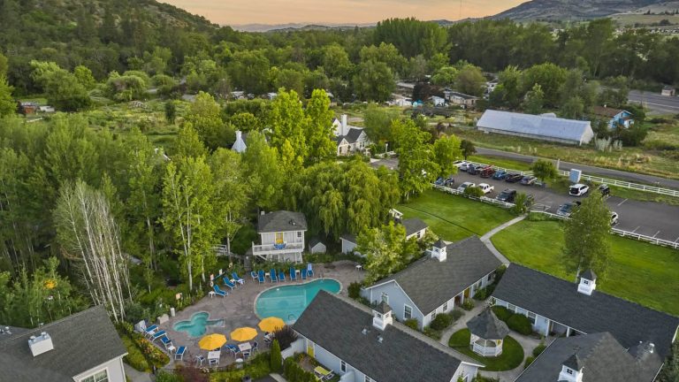This Southern Oregon Resort Lets You Soak in Mineral Springs Without Even Leaving Your Room