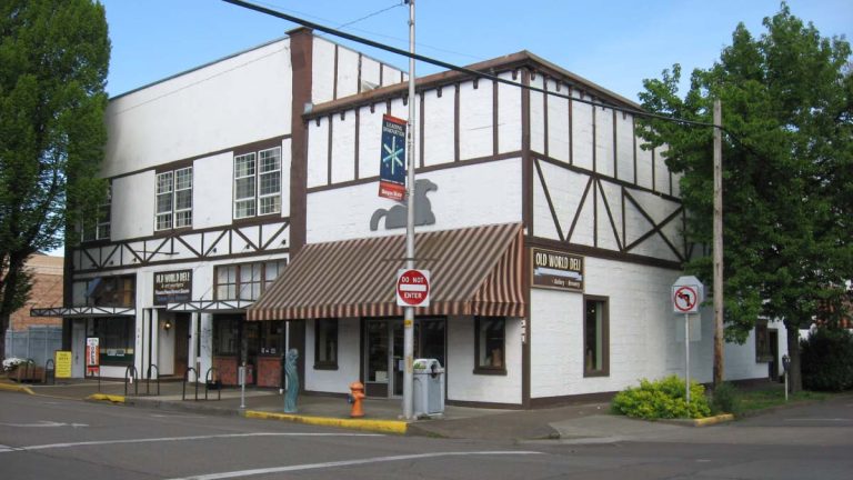 One Of Oregon’s Most Iconic Delis Is Still Packing In Crowds After Nearly 50 Years