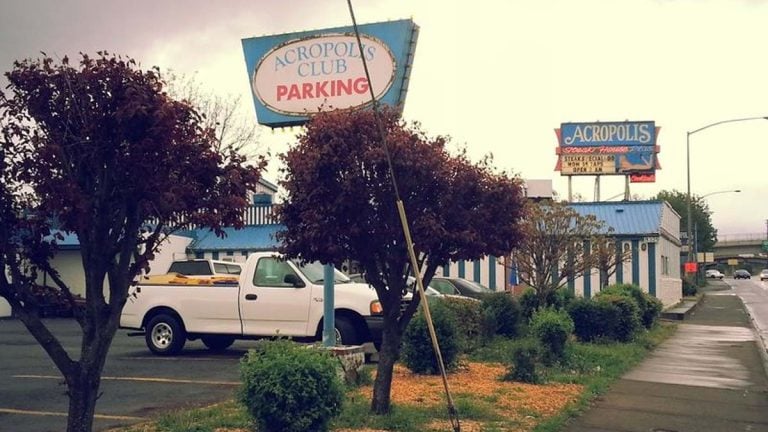 This Unexpected Restaurant Serves One Of Oregon’s Most Talked-About Steaks Since 1984