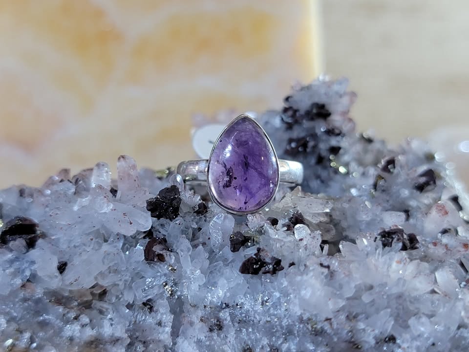 c&h family jewels rock and lapidary, dayton oregon, rock shops, gems, minerals, jewelry, tumbling, cutting, slabs, cabochons, willamette valley, places to go, family owned and operated, treasures, geodes, towers