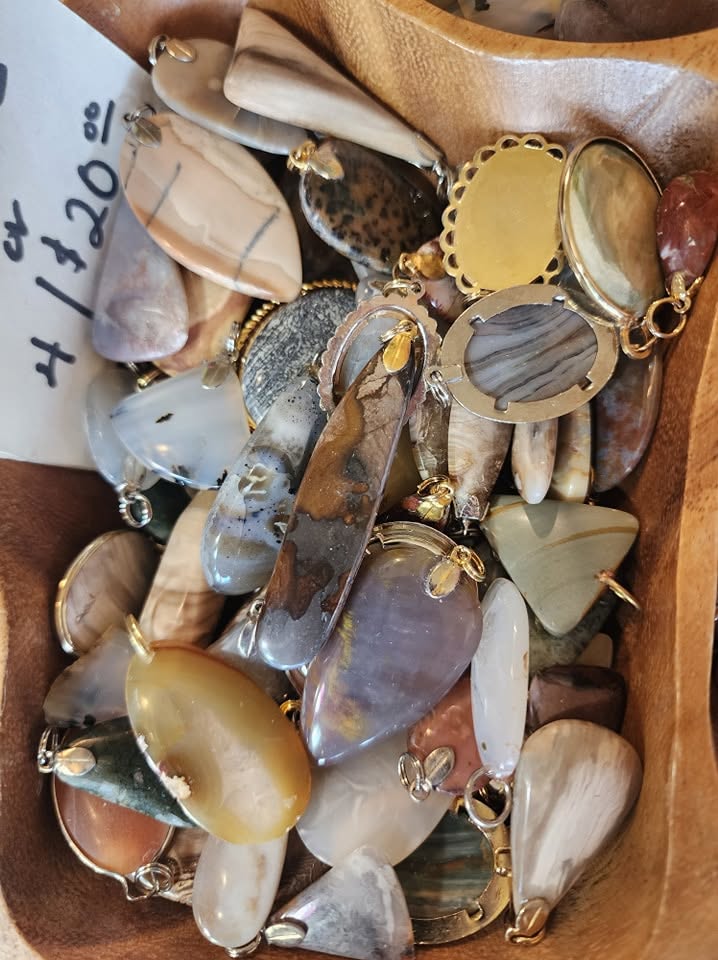 c&h family jewels rock and lapidary, dayton oregon, rock shops, gems, minerals, jewelry, tumbling, cutting, slabs, cabochons, willamette valley, places to go, family owned and operated, treasures, geodes, towers
