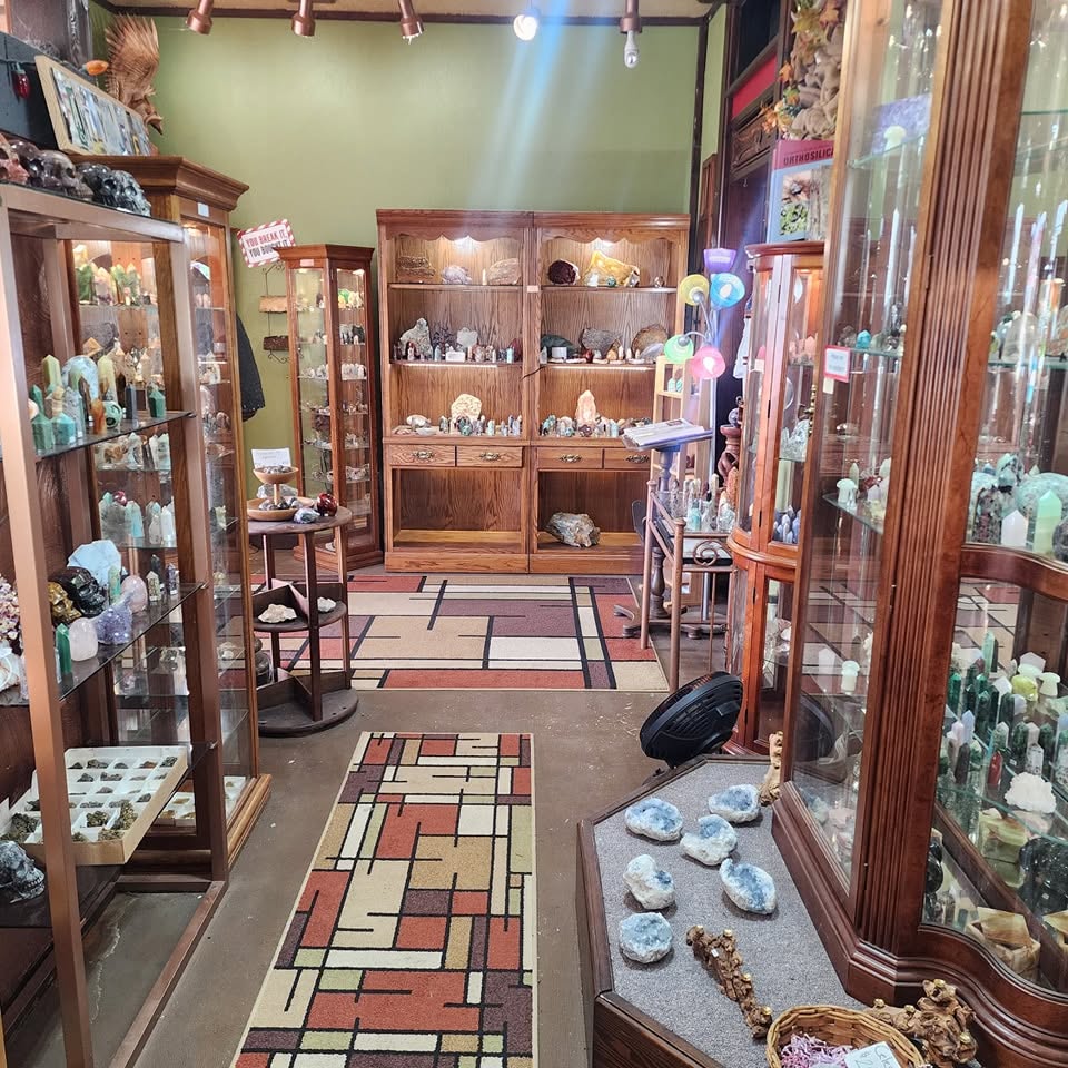 c&h family jewels rock and lapidary, dayton oregon, rock shops, gems, minerals, jewelry, tumbling, cutting, slabs, cabochons, willamette valley, places to go, family owned and operated, treasures, geodes, towers