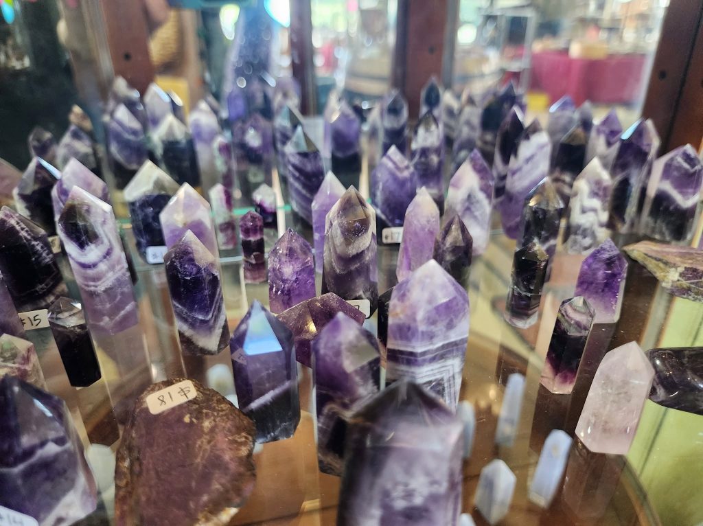 c&h family jewels rock and lapidary, dayton oregon, rock shops, gems, minerals, jewelry, tumbling, cutting, slabs, cabochons, willamette valley, places to go, family owned and operated, treasures, geodes, towers