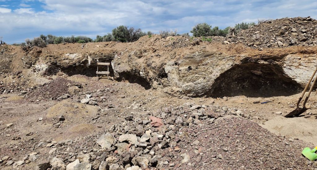 spectrum mine, sunstones, southern oregon high desert, plush OR, gemstones, free dig, fee site, BLM, public collecting site, oregon outback, the hogback, road trips, adventures, family fun, things to do, places to go