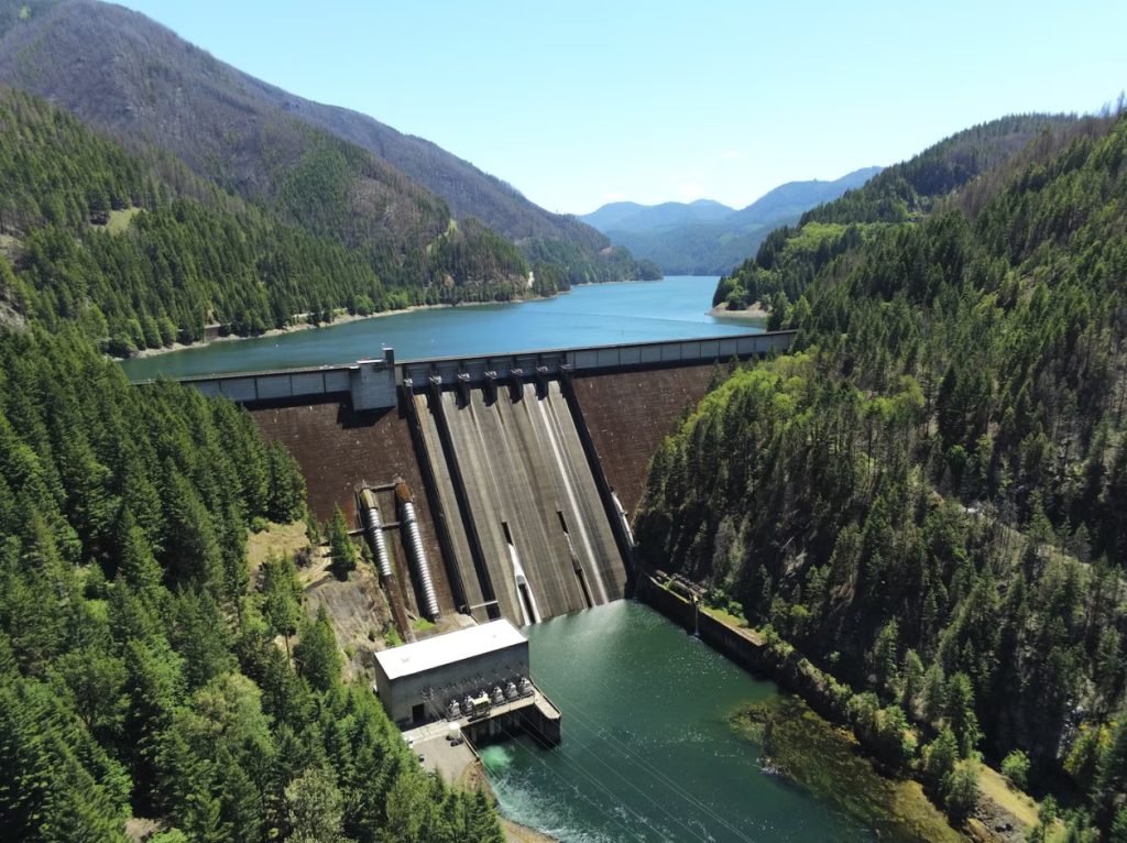 detroit dam, oregon, green peter, lawsuits, marion county, willamette valley, santiam river, city of salem, dam history, reservoir drawdowns, water supply, dead fish, native chinook salmon, kokanee, debate, snake river, columbia river, leaburg, klamath dams removal