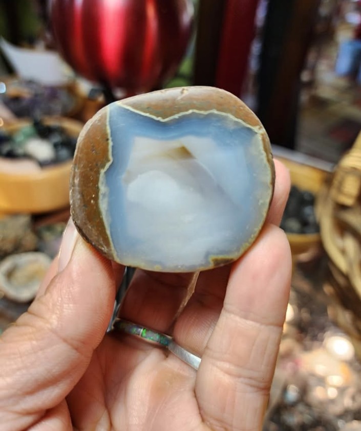 c&h family jewels rock and lapidary, dayton oregon, rock shops, gems, minerals, jewelry, tumbling, cutting, slabs, cabochons, willamette valley, places to go, family owned and operated, treasures, geodes, towers