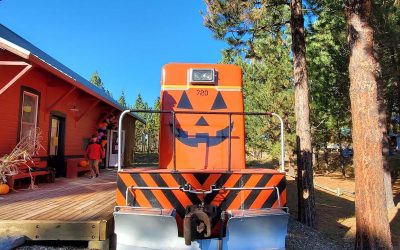This Old-Time Oregon Railroad Is One of the Most Magical Ways to See Fall Color