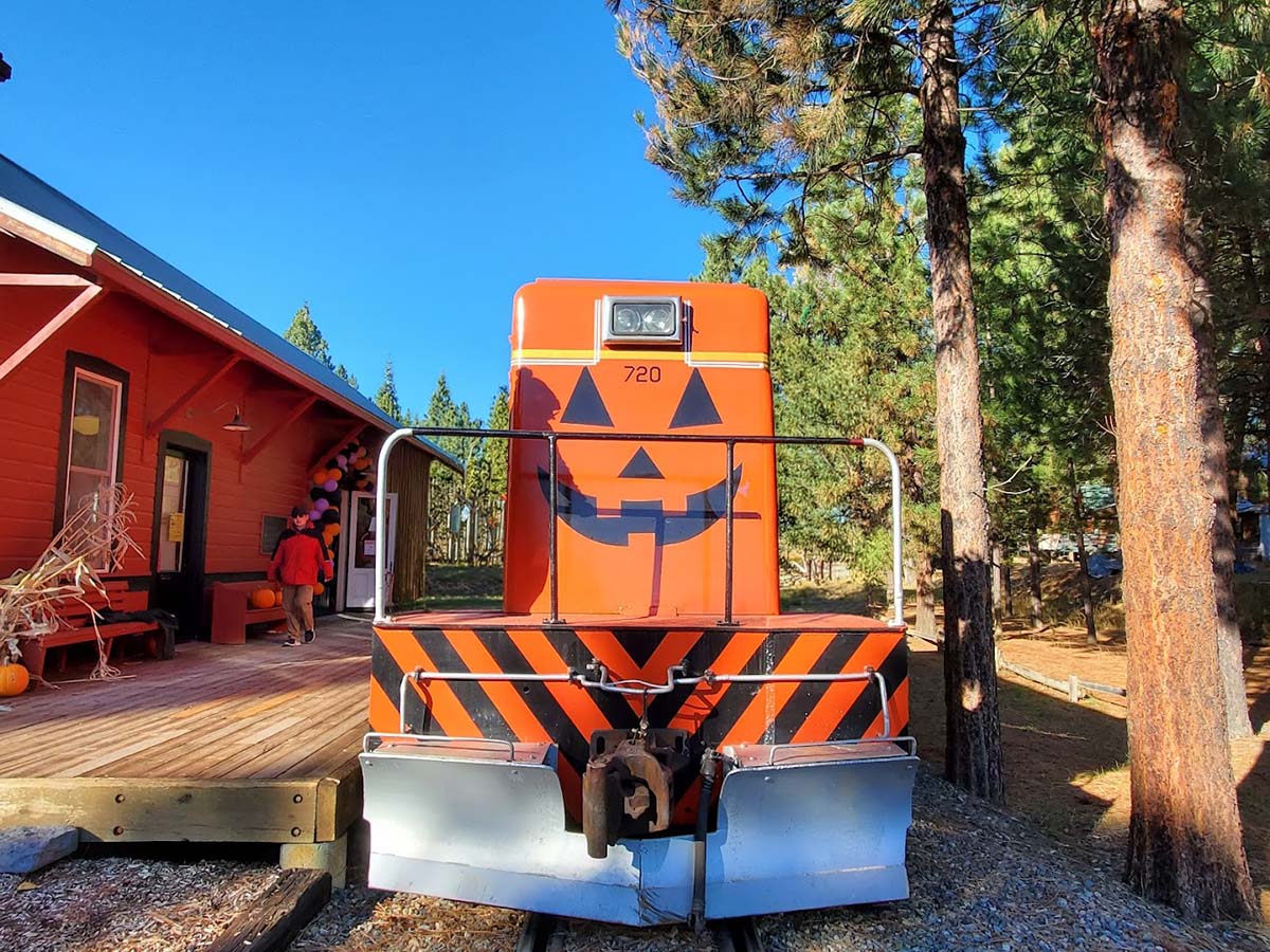 autumn-train autumn train ride in Oregon