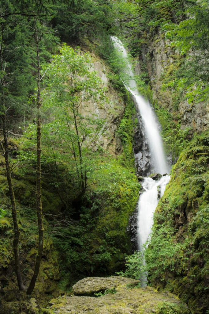 Hole-in-the-Wall Falls in Oregon