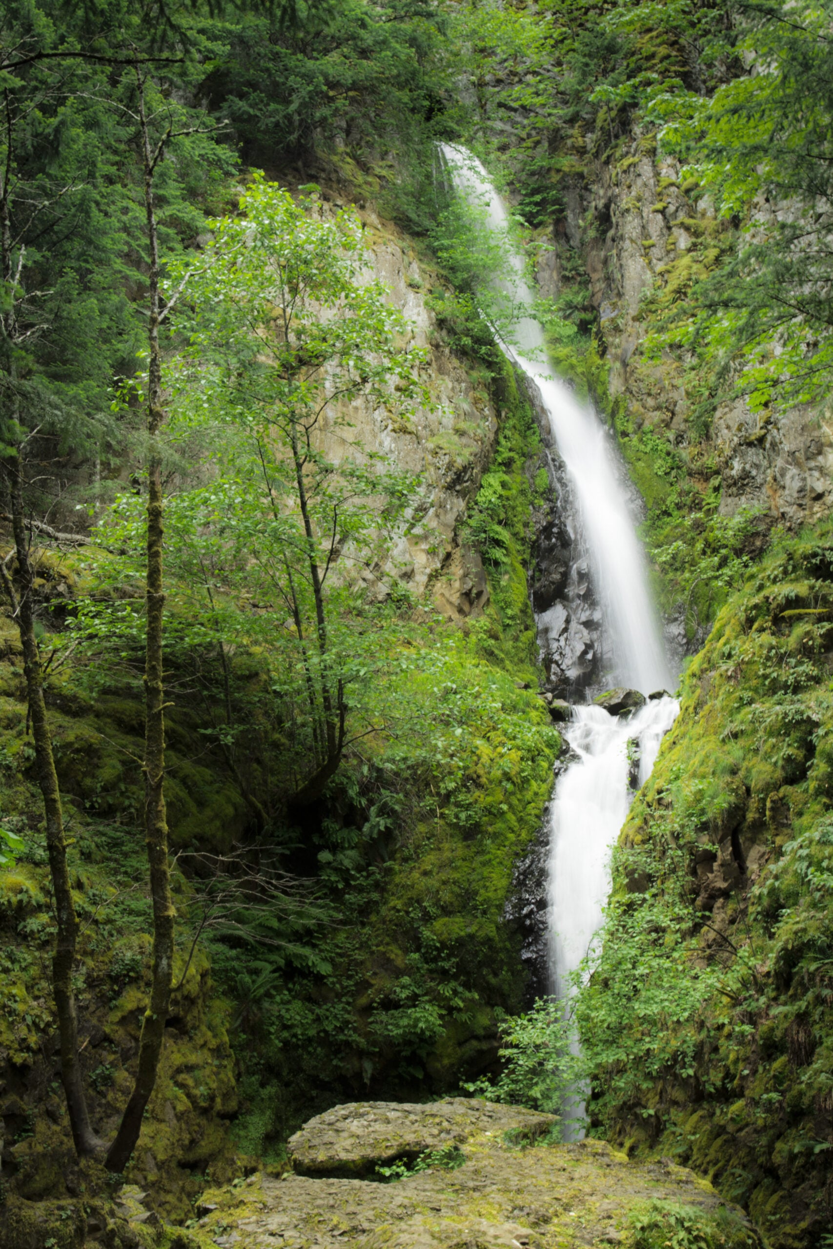 Hole-in-the-Wall Falls in Oregon