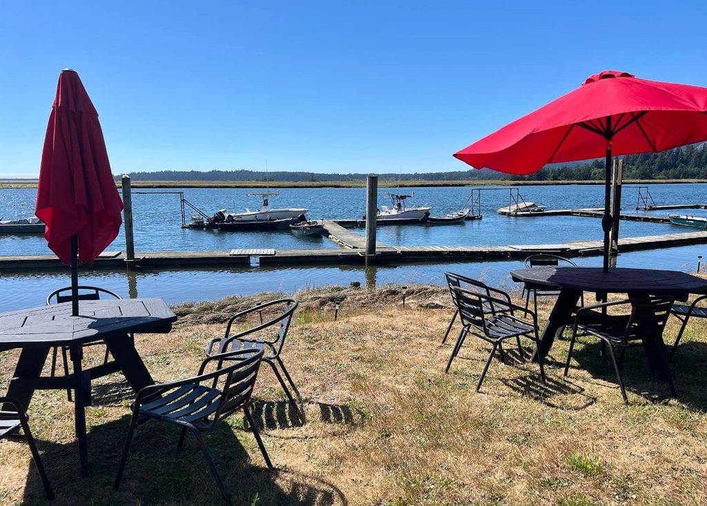 Neahkahnie Smoke House, Wheeler, Oregon Coast, Northern, Tillamook County, Best Smoked Salmon, Jerky, Baked Goods, Fresh Seafood, Wild Caught, Salmon Collars, Great Clam Chowder, Cheeses, Pie, Restaurants, Where to Eat, Places To Go, Road Trips, Top Rated, Family Owned, Support Local