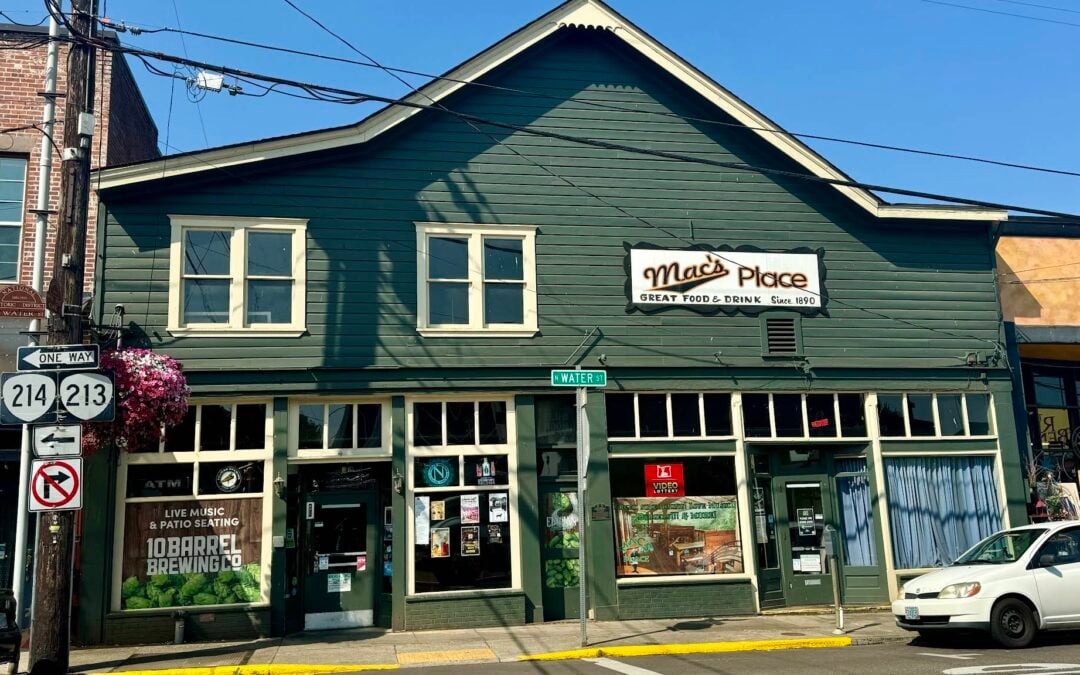 This Oregon Restaurant Serves Comfort Food With a Front-Row Seat to the Creek