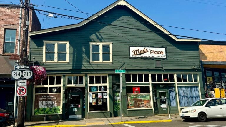 macs-place-exterior-daylene-and-brad-hen