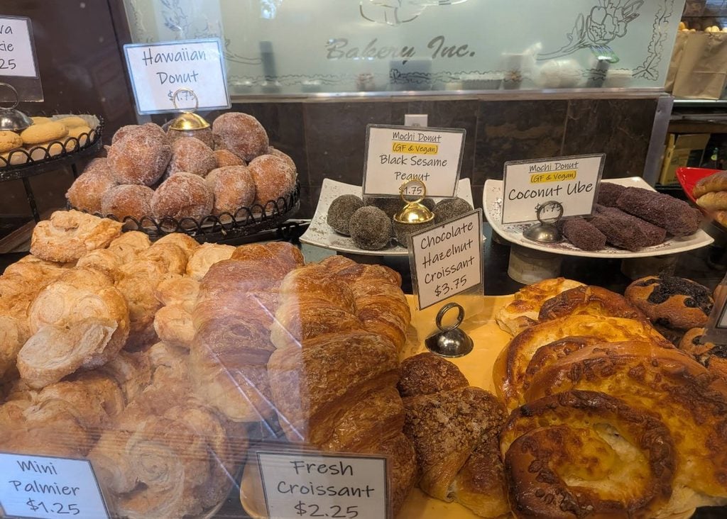 An Xuyên Bakery, Portland oregon, foster road, vietnamese food, chinese goodies, french baguette, baked fresh daily, bao, bánh mì, cheesecake, cafe, quick snacks, croissants