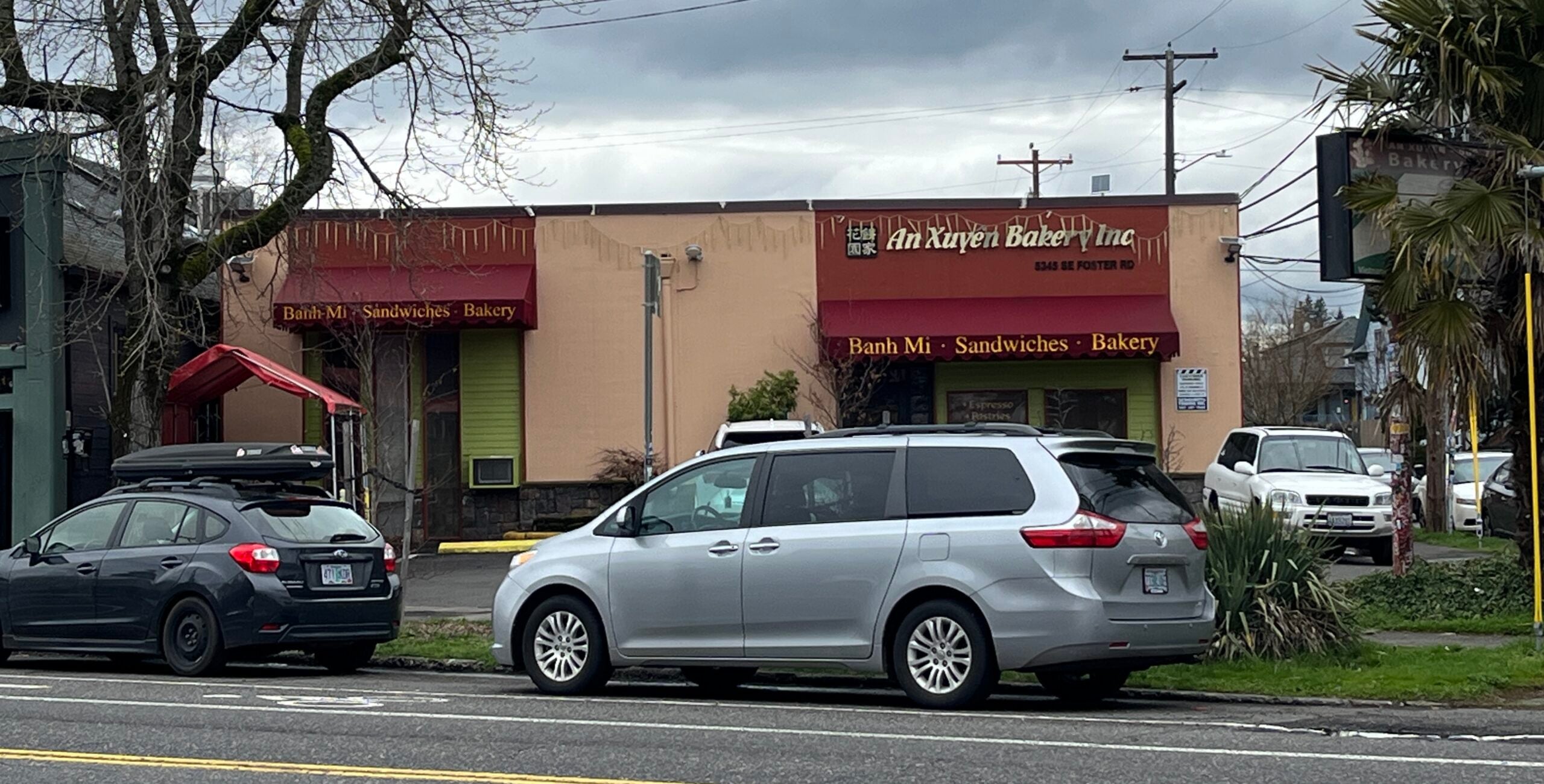 An Xuyên Bakery building viewed across Foster Road, Portland oregon, foster road, vietnamese food, chinese goodies, french baguette, baked fresh daily, bao, bánh mì, cheesecake, cafe, quick snacks, croissants