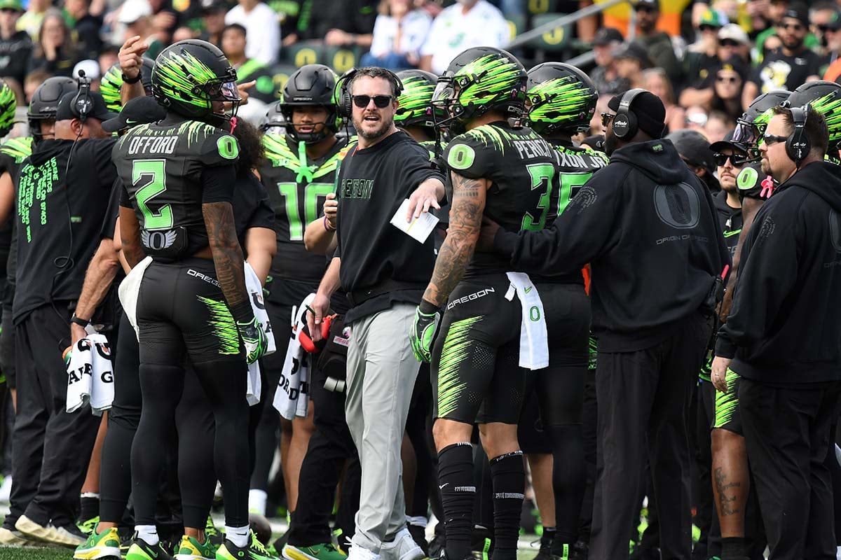 COLLEGE FOOTBALL: OCT 10 UCLA at Oregon Oregon coach Dan Lanning speaks with his team during a timeout against UCLA at Autzen Stadium.