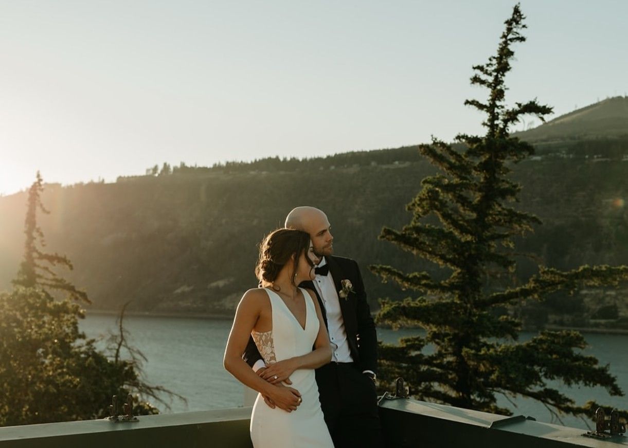 A wedding couple beside the Columbia River at Columbia Gorge Hotel.
